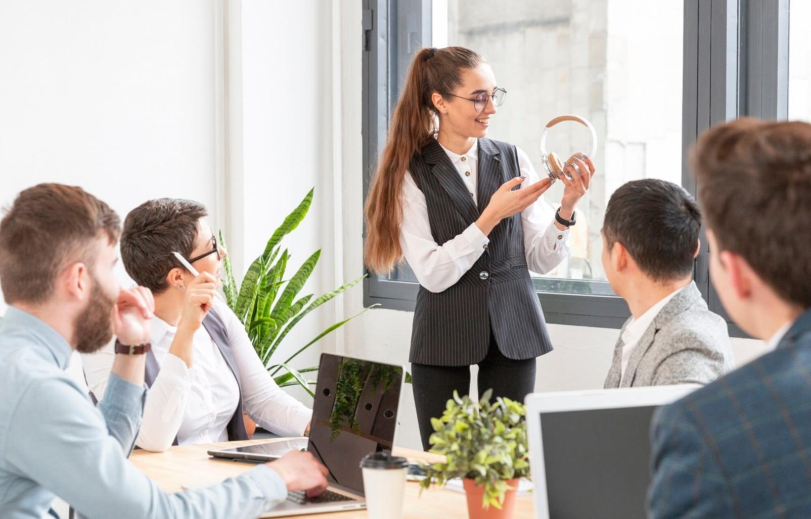 Interactive whiteboard session showing algorithm complexity analysis and optimization techniques